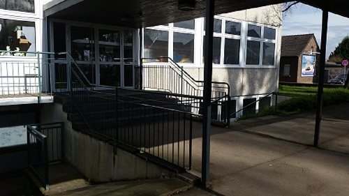 Glesch Hermann-Gmeiner-Schule Eingang Außenansicht